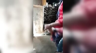 गरीब देहाती प्रेमियों की संभोग करने की कोशिश