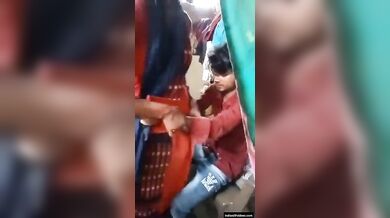 गरीब देहाती प्रेमियों की संभोग करने की कोशिश