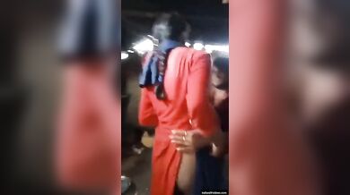 गरीब देहाती प्रेमियों की संभोग करने की कोशिश