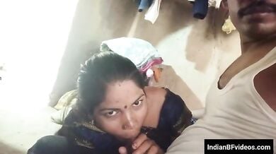 देसी सेक्सी पत्नी अपने पति का लंड चूस रही है