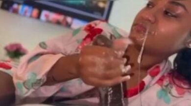 देसी लड़की अफ्रीकन का काला बडा लंड को चूस रही है