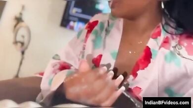 देसी लड़की अफ्रीकन का काला बडा लंड को चूस रही है