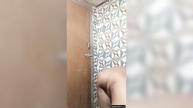 मेरी दोस्त की मां को नंगी नहाते हुए देखें