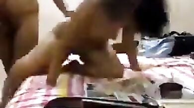 पति के खातिर गांड मराने की कोशिश करती इंडियन बीवी