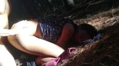 जंगल में भटके शहरी लवर्स ने तबेले में किया डॉगी स्टाइल सेक्स