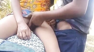 गर्लफ्रेंड को बाइक पर बिठाकर कि उसकी चूत में उंगली