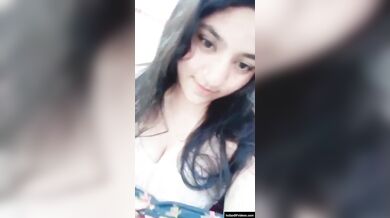 19 साल की क्यूट लड़की के औरतों जैसे बड़े-बड़े दूध और मोटी चूत