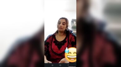 पपीते जैसे बडे लटके हुए बूब्स को दिखाती हुई पाकिस्तानी भाभी