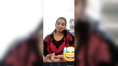 पपीते जैसे बडे लटके हुए बूब्स को दिखाती हुई पाकिस्तानी भाभी