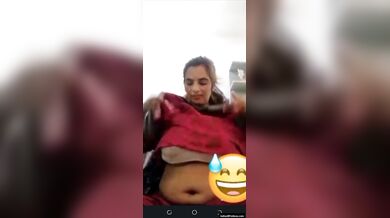 पपीते जैसे बडे लटके हुए बूब्स को दिखाती हुई पाकिस्तानी भाभी