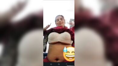 पपीते जैसे बडे लटके हुए बूब्स को दिखाती हुई पाकिस्तानी भाभी