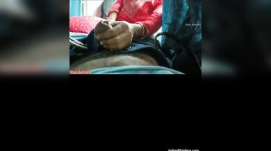 ट्रेन के एसी कंपार्टमेंट में चुदाई करता न्यूली मैरिड इंडियन कपल