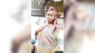 गरीब घर की बीवी ने पेश किया अपने चुचियों का नजराना