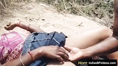 देहाती पति पत्नी ने खेत में लिया चूत में उंगली करने का मजा