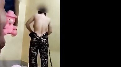 पति पत्नी ने नंगे बदन केक काटकर चुदाई से मनाई एनिवर्सरी