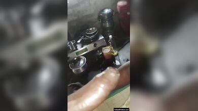 गरीब देहाती औरत ने चूसा पति का लंड