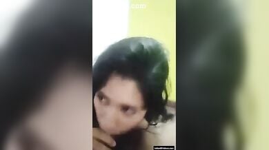 देसी क्यूट लड़की अपने बॉयफ्रेंड का लंड चूस रही है