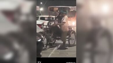 रिक्शावाले का लंड हिलाती देसी कोलेजगर्ल