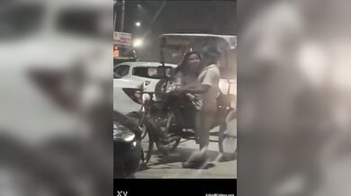 रिक्शावाले का लंड हिलाती देसी कोलेजगर्ल