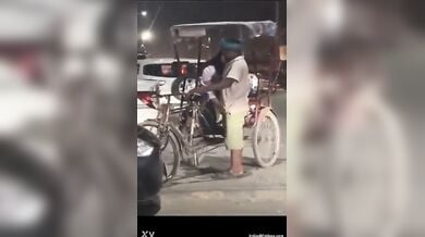 रिक्शावाले का लंड हिलाती देसी कोलेजगर्ल