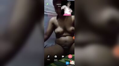 सेक्सी कामुक भाभी चुत मे ऊँगली करके दिखाती हुई