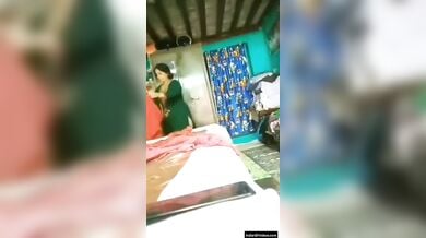 भाभी को कपडे बदलते वक़्त देवर ने चुपके से भाभी की नंगी वीडियो बनाई