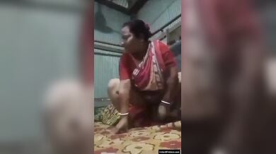 बोतल को चुत के अंदर लेके मास्टरबेट किया रंडी भाभी ने