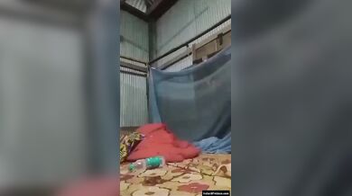 बोतल को चुत के अंदर लेके मास्टरबेट किया रंडी भाभी ने