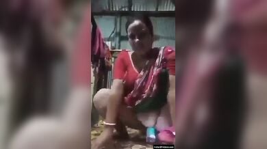 बोतल को चुत के अंदर लेके मास्टरबेट किया रंडी भाभी ने