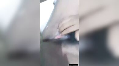 गाँव की असंतुष्ट भाभी वीडियोकॉल पे गन्दी बाते करते हुए दिखाई अपनी चुत को