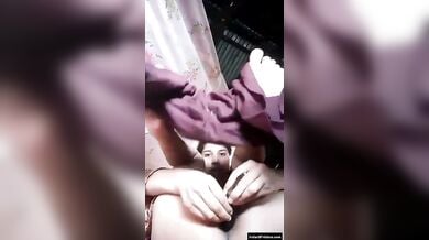 गाँव की रंडी लड़की ने गांड दिखाते हुए चुत मे लिया बैंगन