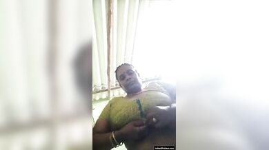 इस आंटी के बूब्स दोनों हाथों से दबाना पड़ता है!