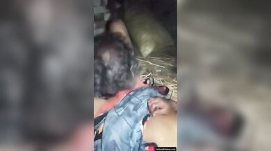 गाँव की रंडी को चोदा मजदूर आदमी ने