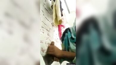 छोटे भाई का बडे लंड को मुठ मारके चूसा मुस्लिम बडी बहन ने