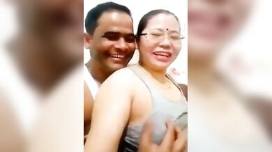 नेपाली रंडी आंटी मजे करती हुई अपने भतीजे के साथ