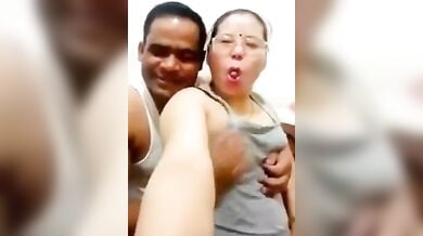 नेपाली रंडी आंटी मजे करती हुई अपने भतीजे के साथ