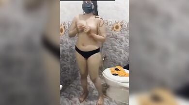 बाथरूम में कपड़े उतार नंगा डांस दिखाकर पानी में भी आग लगाती लड़की