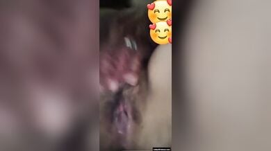 मेहंदी वाली उंगलियों से वीडियो कॉल पर हस्तमैथुन करती होने वाली दुल्हन