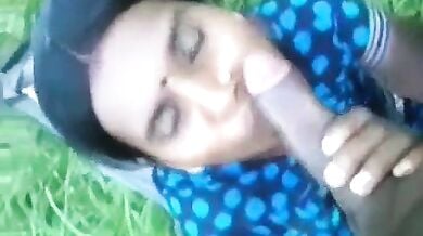 देहाती औरत ने लंड चुस गोटिया चाटी, फिर हरी घास पर चुदी