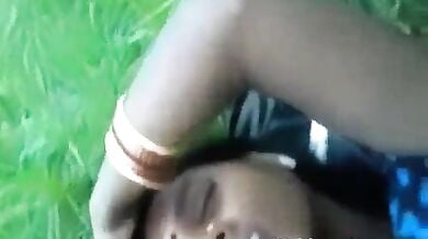 देहाती औरत ने लंड चुस गोटिया चाटी, फिर हरी घास पर चुदी