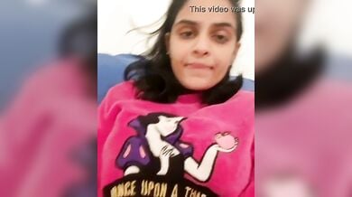 चूत और बूब्स दिखाती नटखट टाइप की क्यूट इंडियन लड़की