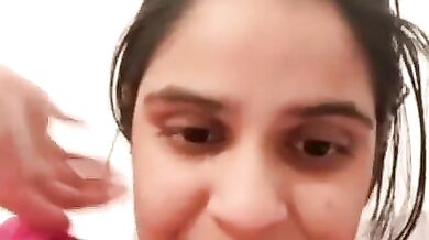 चूत और बूब्स दिखाती नटखट टाइप की क्यूट इंडियन लड़की