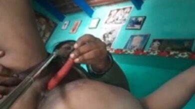 चुत मे गाजर डालते हुए का सेल्फी वीडियो बनाया भाभी ने