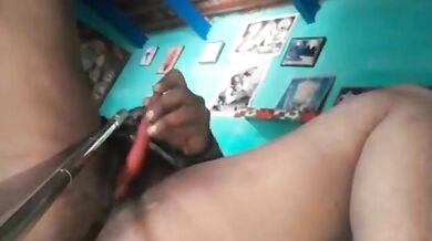 चुत मे गाजर डालते हुए का सेल्फी वीडियो बनाया भाभी ने