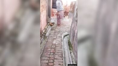 पंजाबी भाभी पडोसी टपोरी लड़के को अपनी गांड दिखा रही है