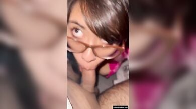 सेक्सी चश्मिश लड़की कार के अंदर अपने बॉयफ्रेंड का लंड चूस रही है