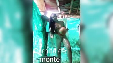 नंगी नहाते हुए पिछवाड़ा लचकाती इंडियन लड़की