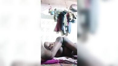 चुदासी आंटी ने पडोसी जवान लड़के से चुदवाया