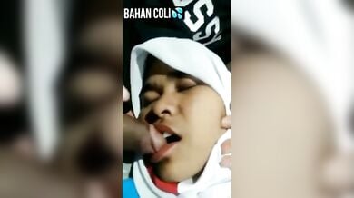 हिजाबी लड़की ने चबाया लंड का टोपा, दूसरी लड़की ने चूत पर लिया कमशॉट