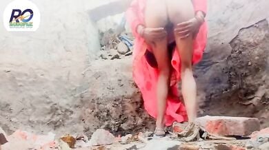 हथौड़े से चूत चोदती गरीब देहाती मजदूर औरत